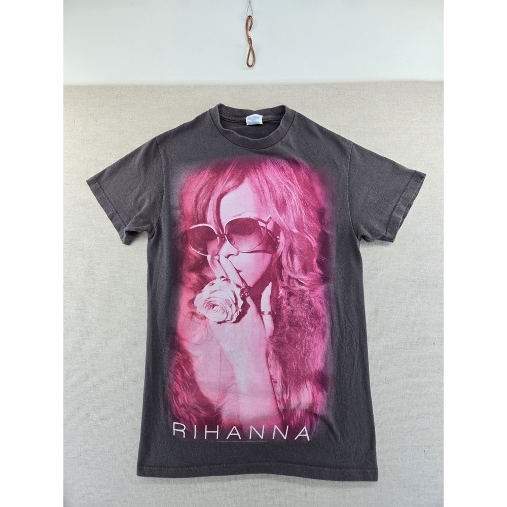 Rihanna LOUD Tour Shirt Womens Small Delta Pro Weight Band Tee 2011